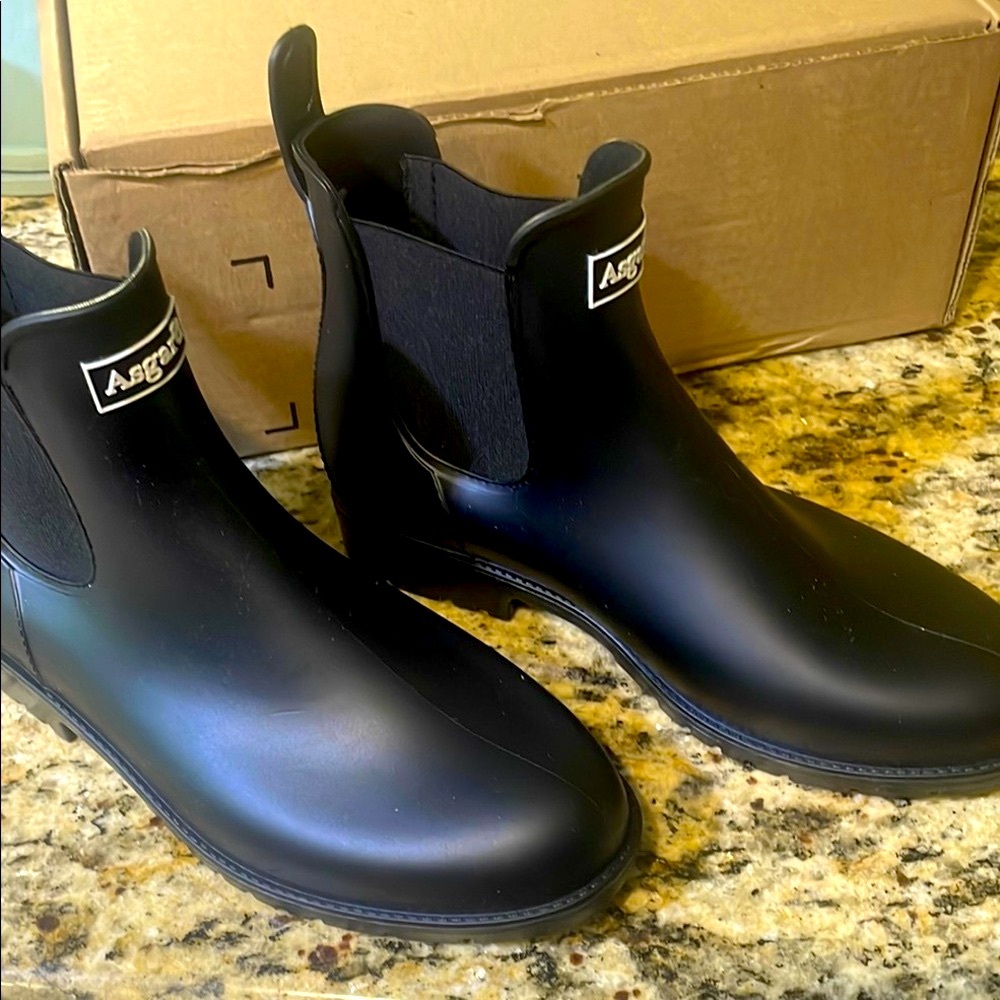 New Asgard Women’s Black Rubber Pull On Ankle Rain Boots

SIZE 8